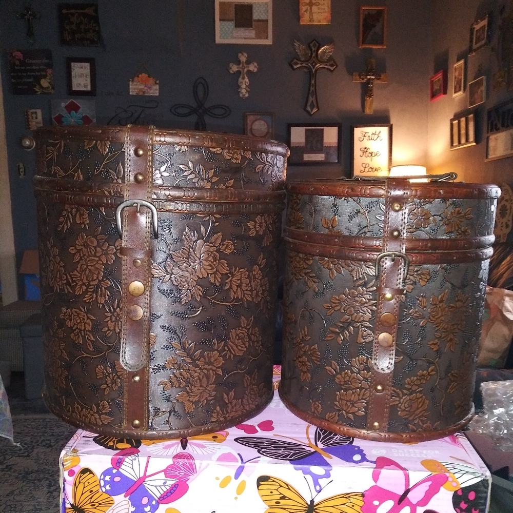 Set of 2 leather & wooden round hat boxes
